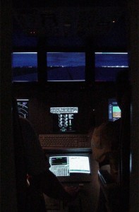VFS-cockpit in de nacht